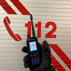 [Translate to Italiano:] Eine funktionierende Kommunikation ist für den Einsatzerfolg von grundlegender Bedeutung: Im Bild ein Tetra-Handfunkgerät Motorola MTP 6650, mit dessen Verteilung gestern begonnen wurde.