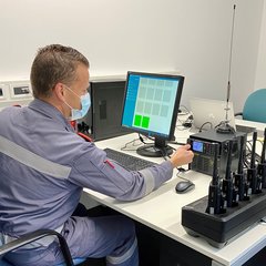 Gestern hat die Verteilung der Tetrafunkgeräte an die Rettungsorganisationen in Südtirol begonnen; im Bild eine Momentaufnahme der Programmierung der Tetrafunkgeräte an der Landesfeuerwehrschule 